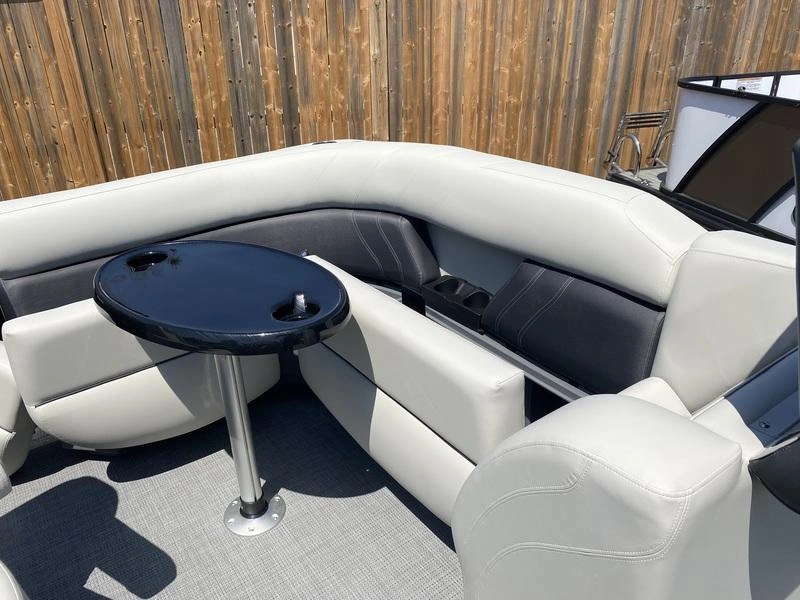 2025 Sylvan Mirage 818 Cruise alt