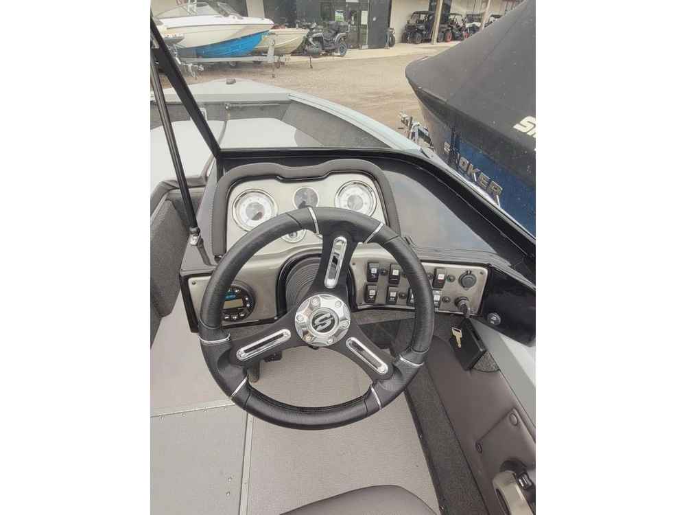 2023 Smoker-craft Ultima 182 alt