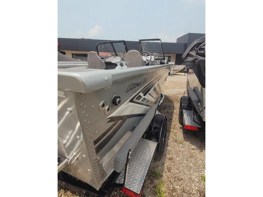 2023 Smoker-craft Ultima 182 alt