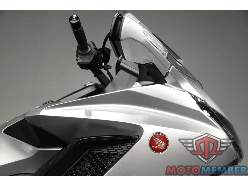 2025 Honda Gold Wing Tour alt