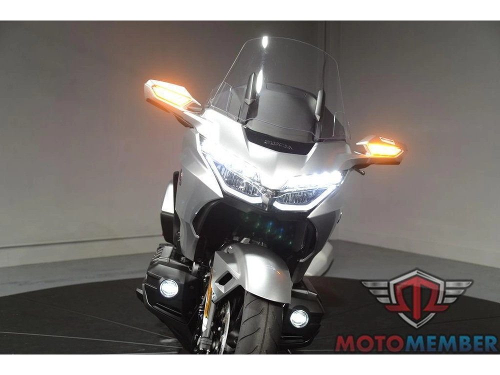 2025 Honda Gold Wing Tour alt