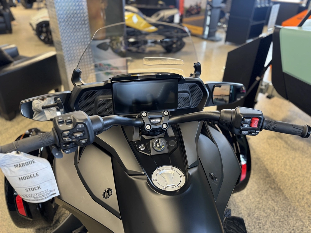 Can-am F3 Limited 2026 alt