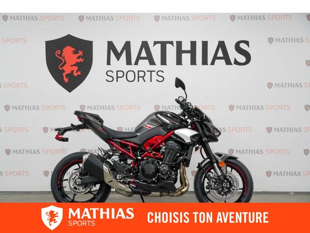 2025 Kawasaki Z900 alt