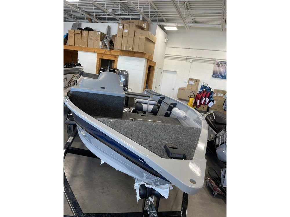 2023 Smoker-craft Resorter 151 alt