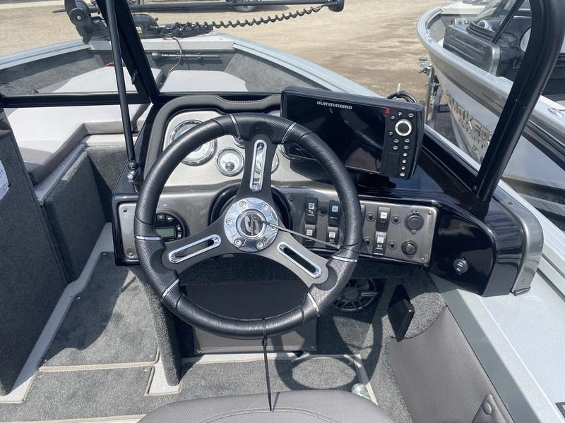 2025 Smoker-craft Ultima 172 alt