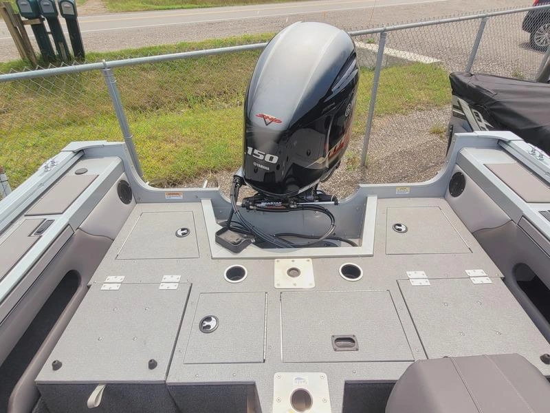 2023 Smoker-craft Ultima 182 alt