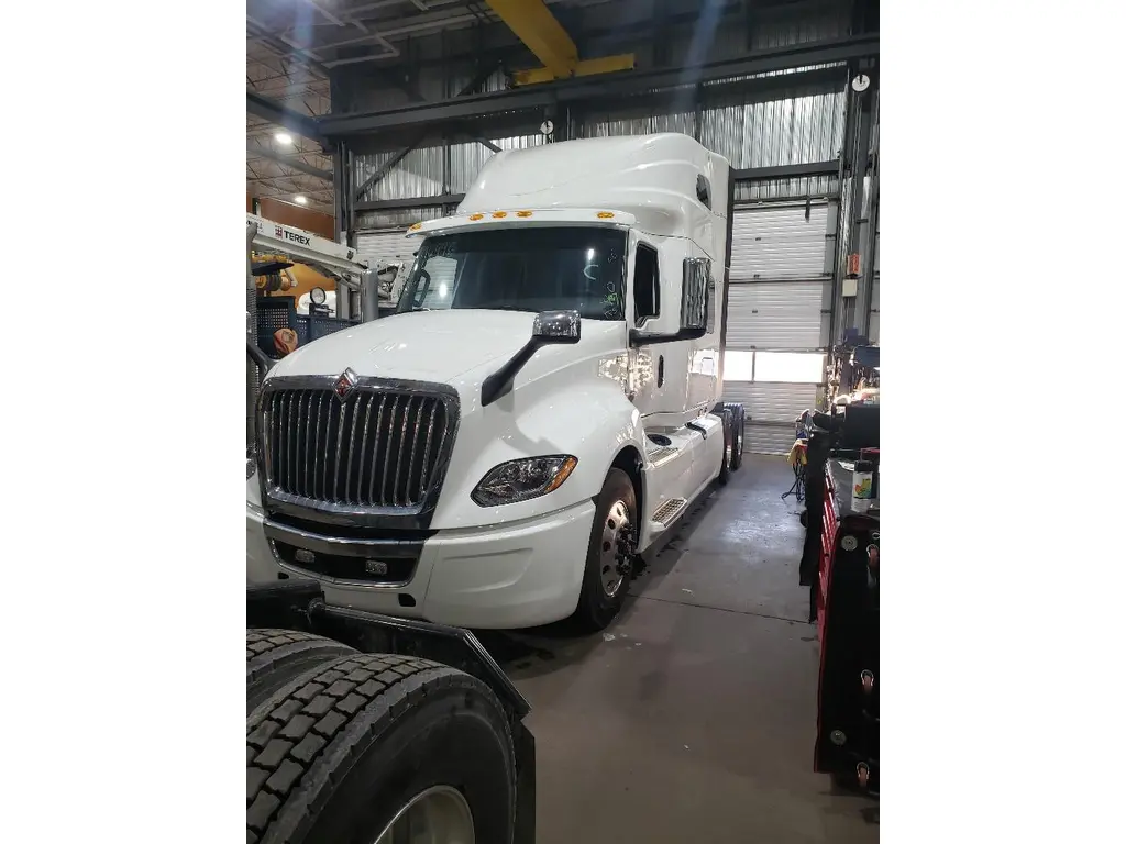 International 2024LT625