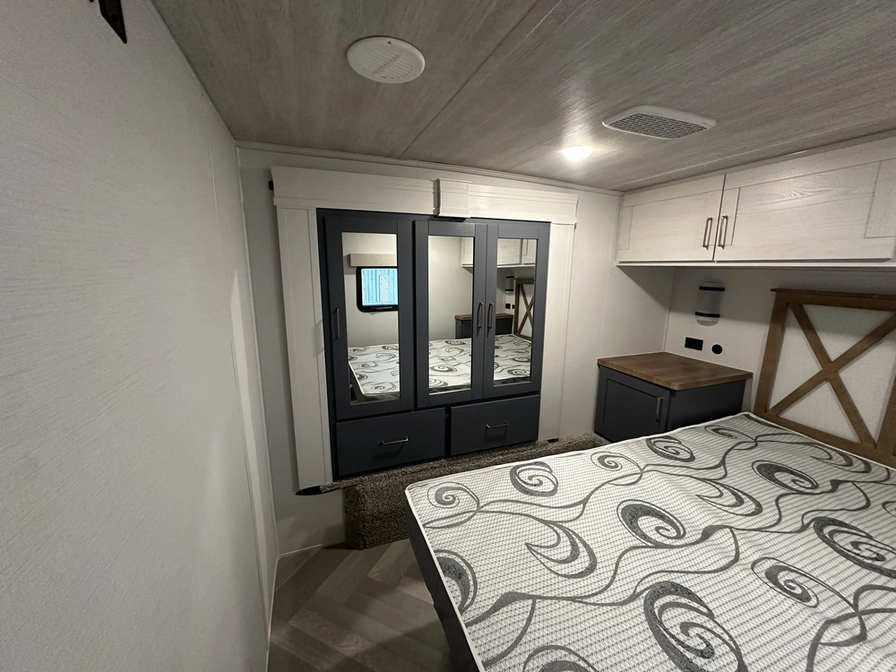 2024 Crusader Arrowhead 265mle alt