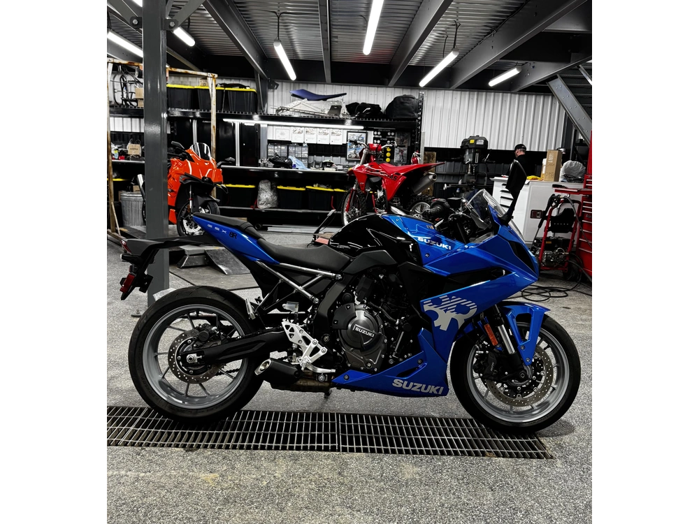 2024 Suzuki Gsx-8rm4 alt