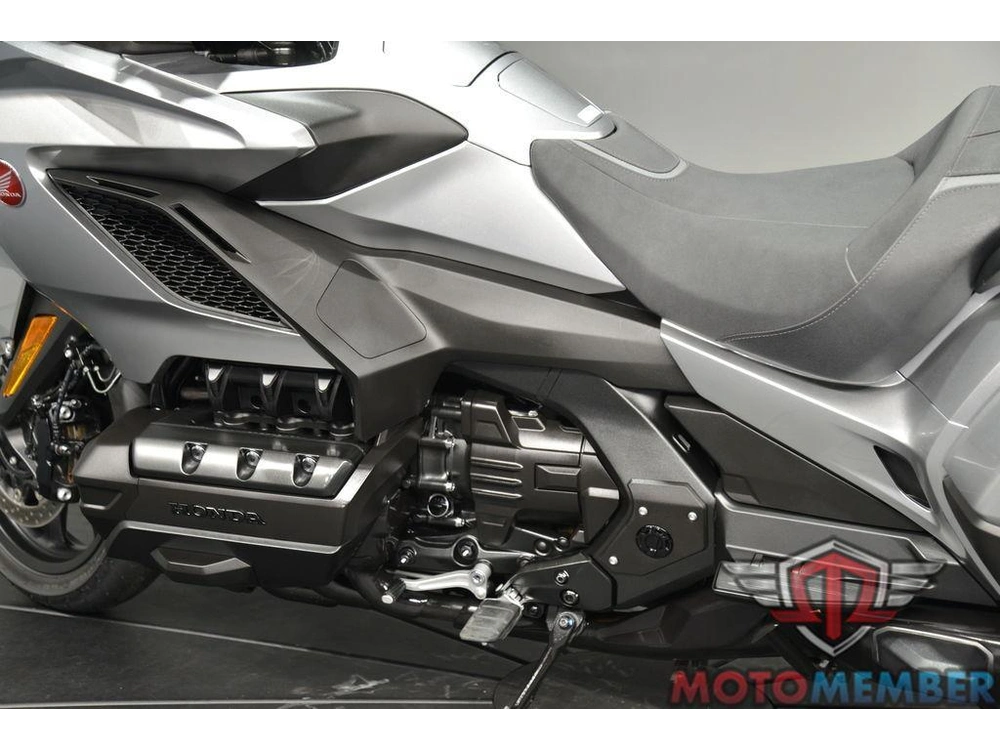 2025 Honda Gold Wing Tour alt