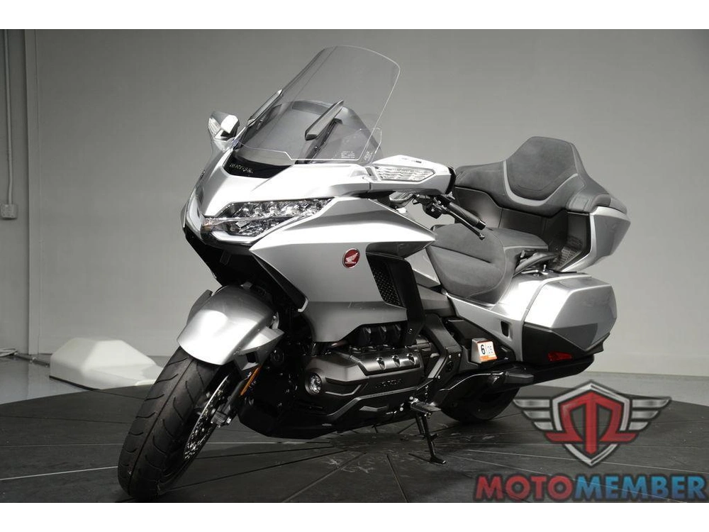 2025 Honda Gold Wing Tour alt