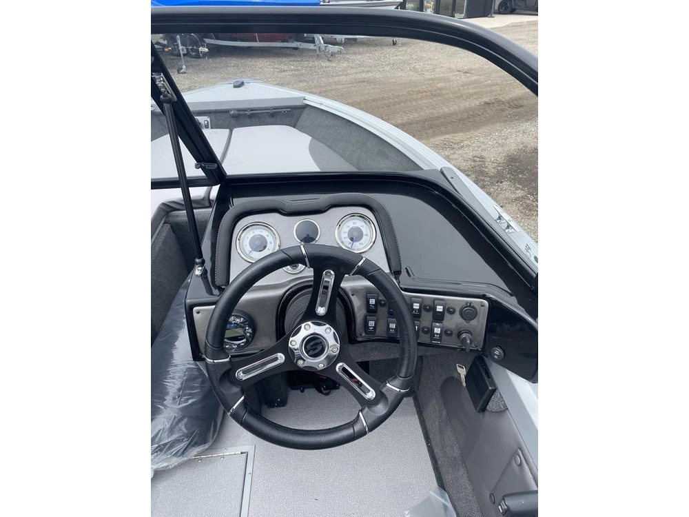 2023 Smoker-craft Ultima 182 alt