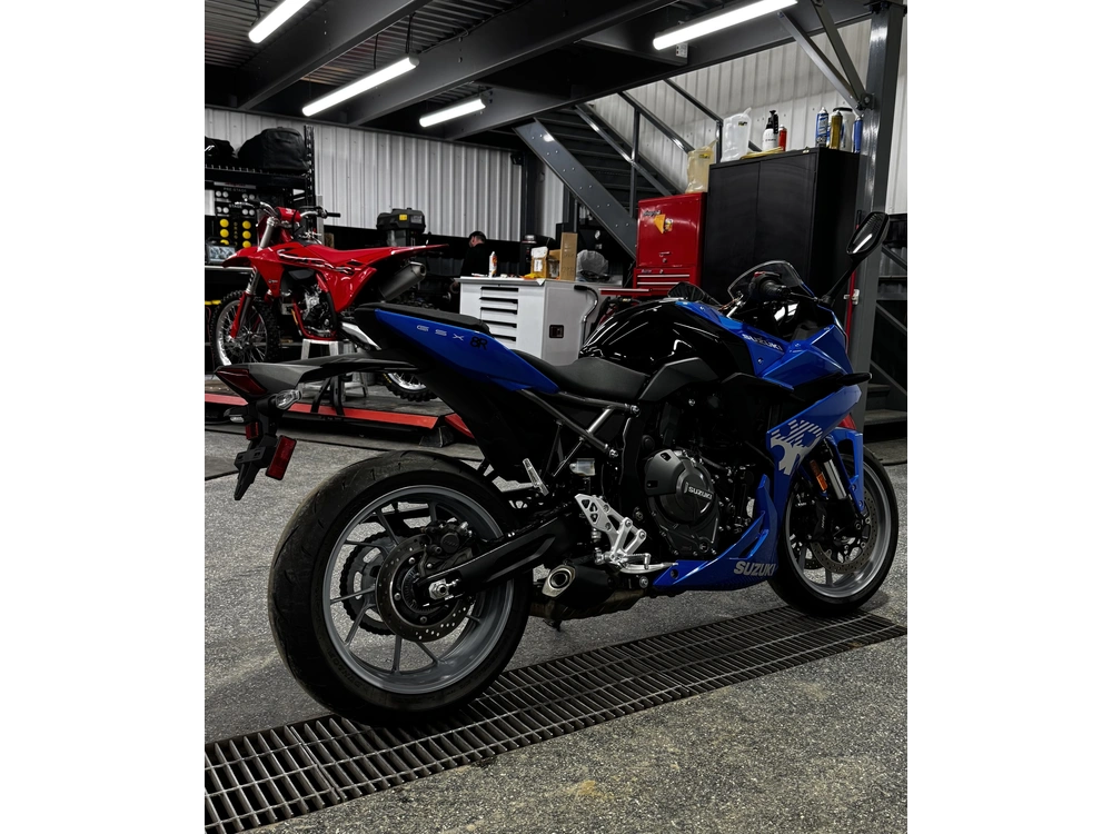 2024 Suzuki Gsx-8rm4 alt