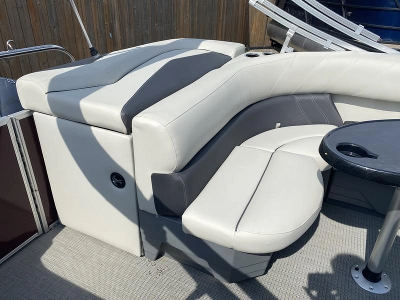 2024 Sylvan Mirage 820 Cruise alt
