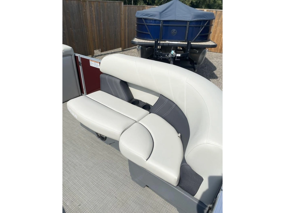 2024 Sylvan Mirage 820 Cruise alt