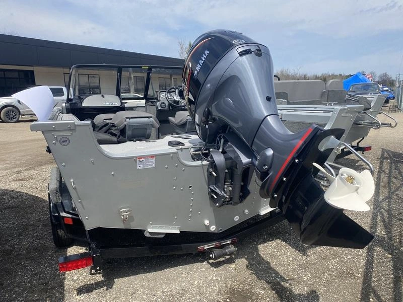 2025 Smoker-craft Ultima 172 alt