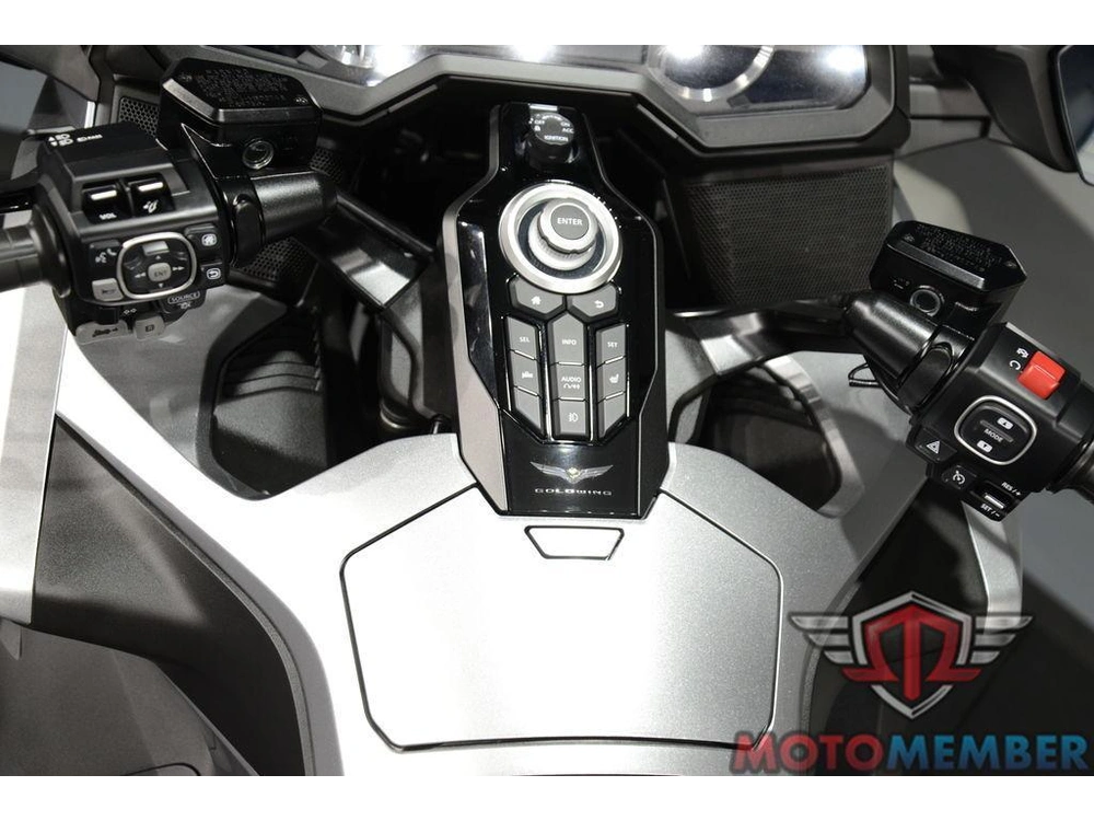 2025 Honda Gold Wing Tour alt