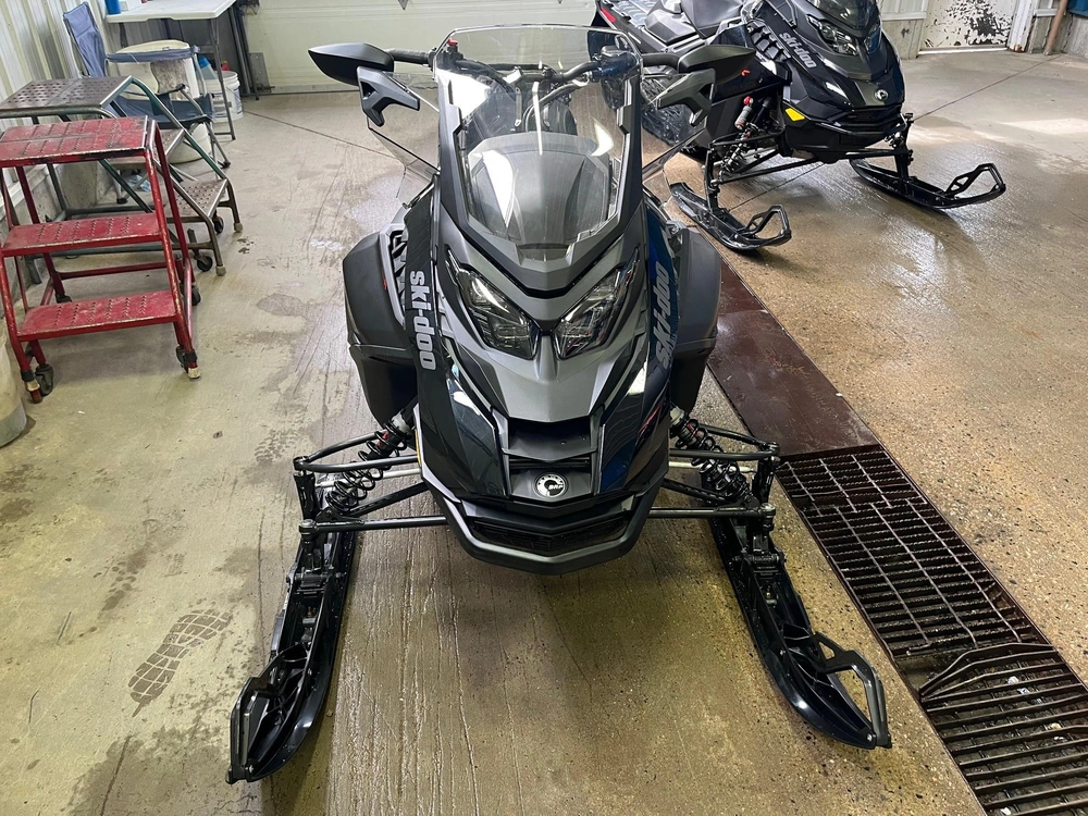 Ski-doo Renegade Adrenaline 900 Ace Turbor 2026 alt