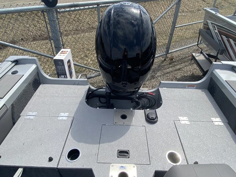 2025 Smoker-craft Ultima 172 alt