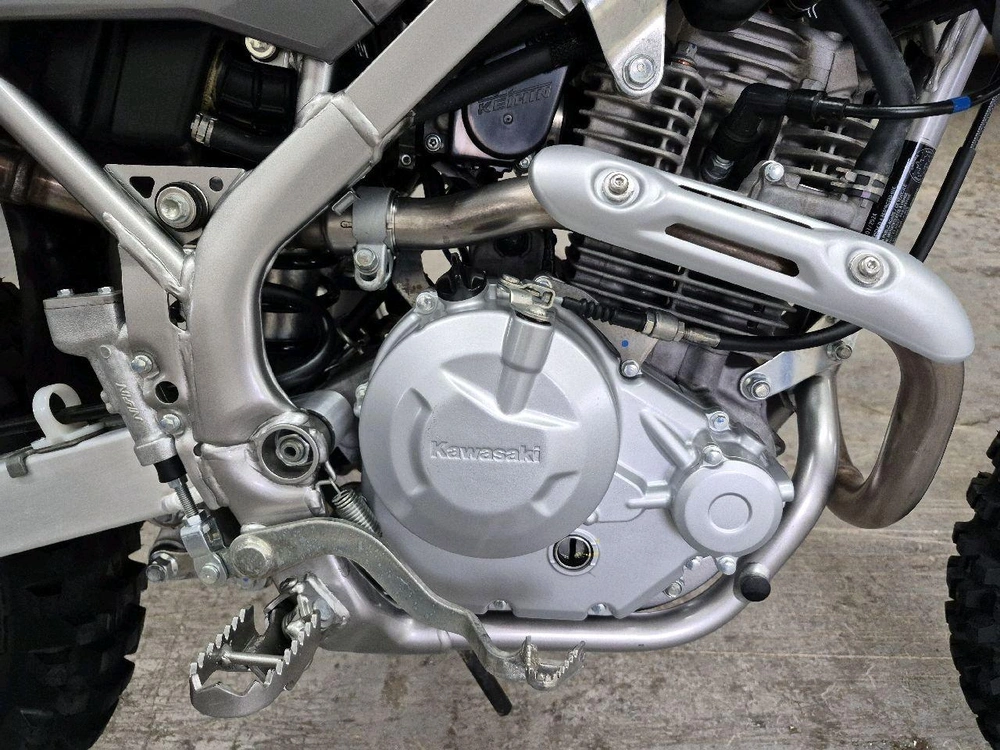 Kawasaki Klx230r Gris 2025 alt