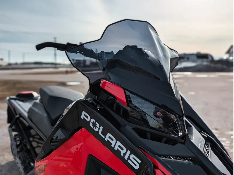 Polaris 850 Switchback Assault 146 // Indy Red/Gloss Black 2026