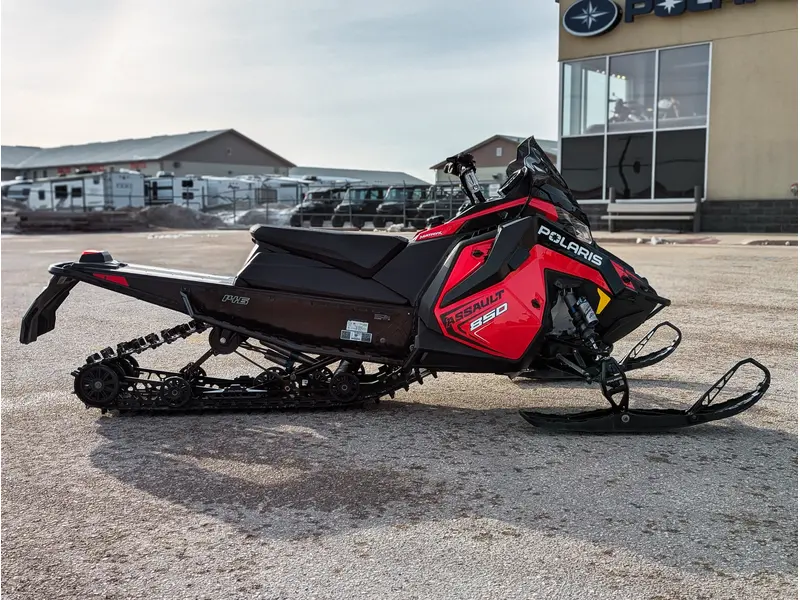 Polaris 850 Switchback Assault 146 // Indy Red/Gloss Black 2026