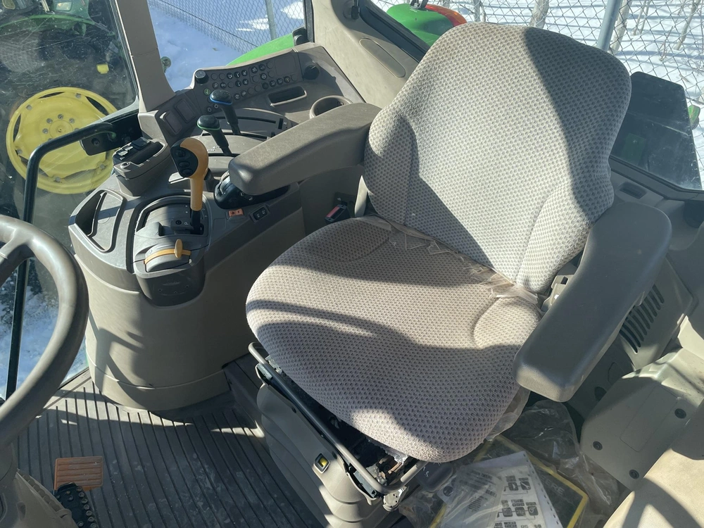 2020 John Deere 6110m alt