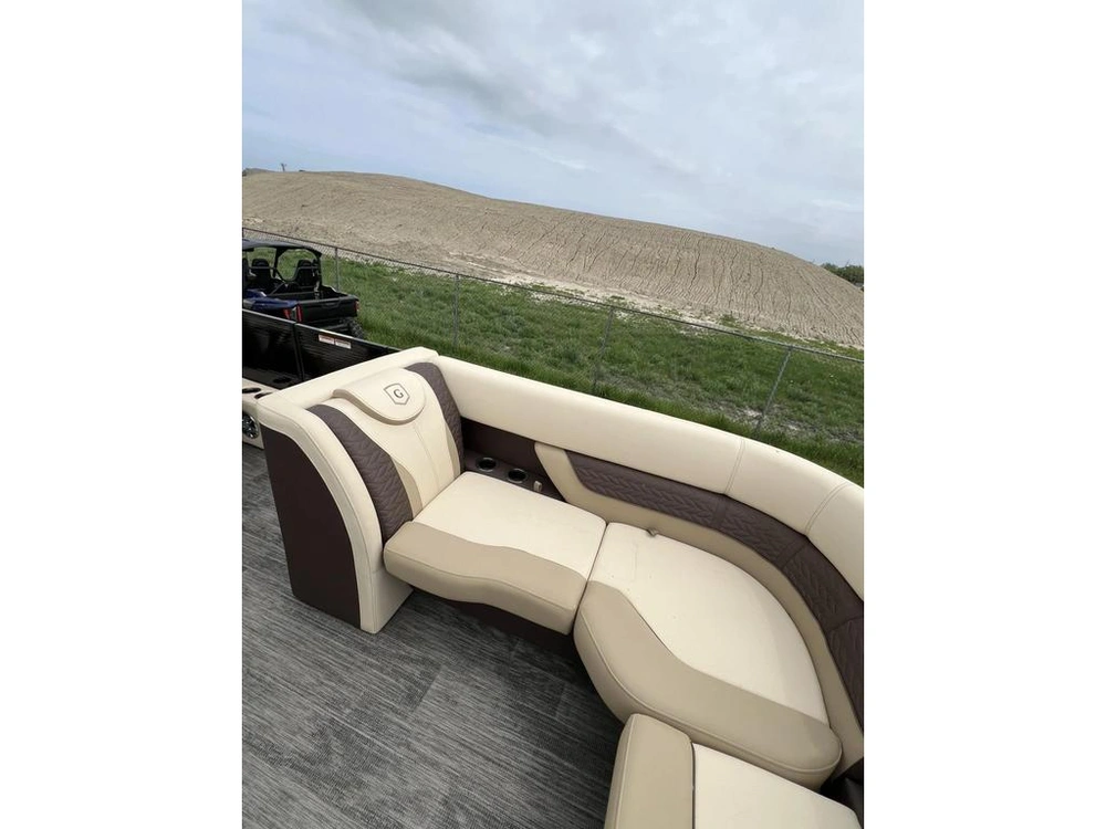 2022 Godfrey Marine Mc235rl alt