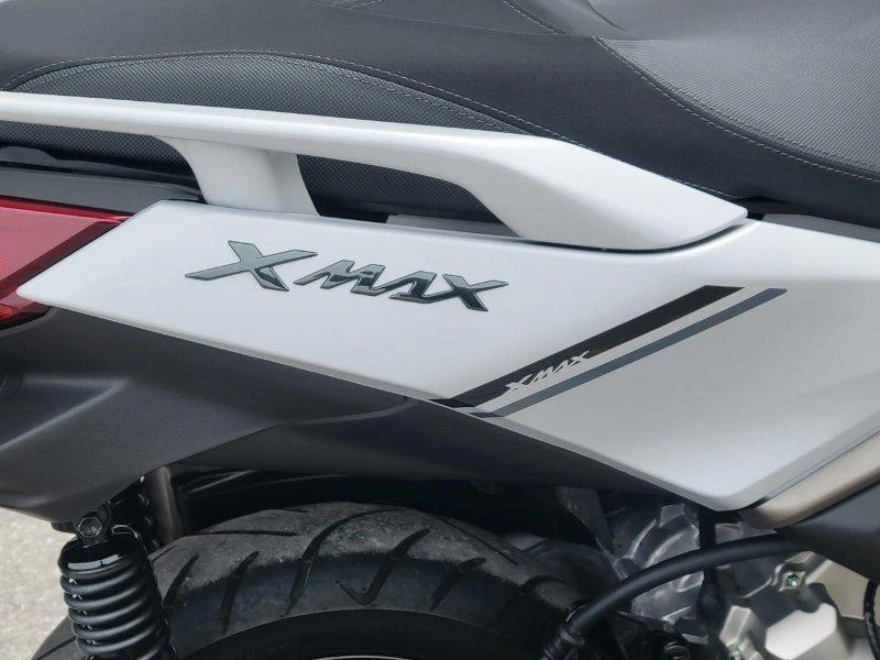 2023 Yamaha Xmax 300 alt