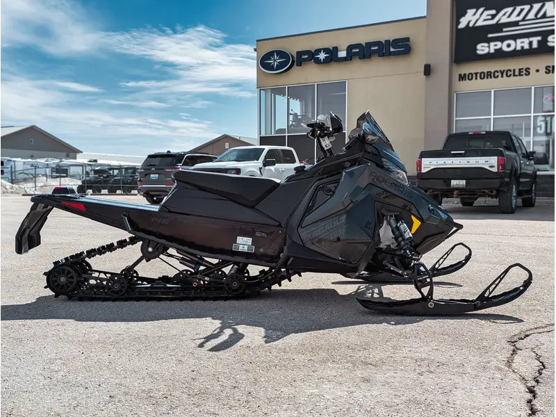 Polaris 850 Switchback Assault 146 // Gloss Black/Blue Dusk 2026