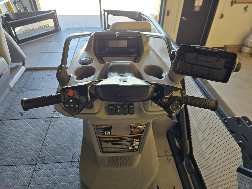 2023 Brp Switch Sport 21' 230hp alt
