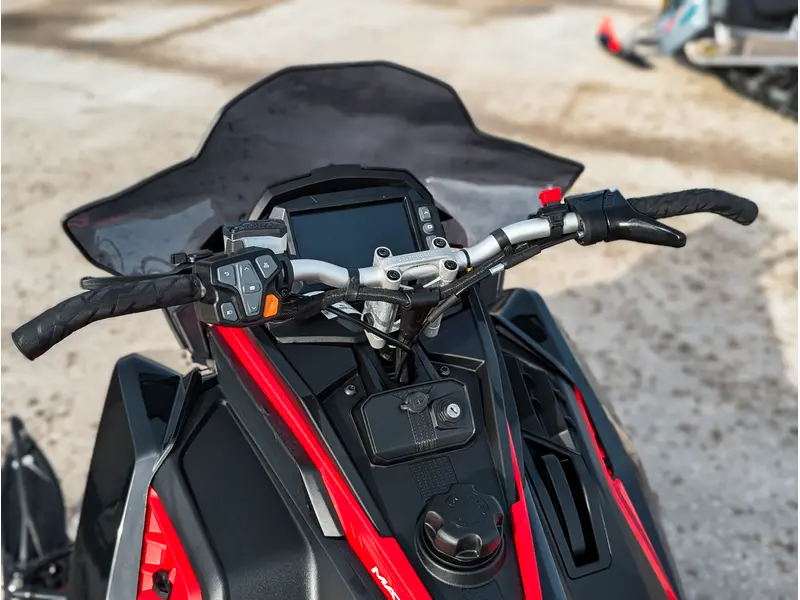 Polaris 850 Switchback Assault 146 // Indy Red/Gloss Black 2026