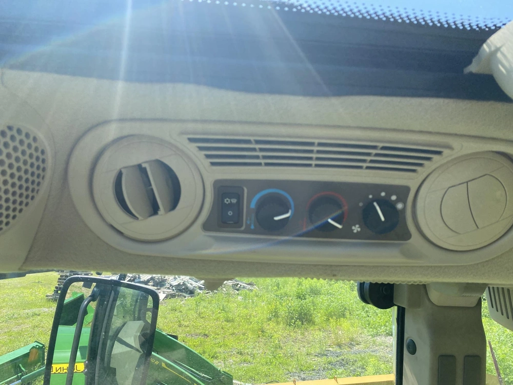 2022 John Deere 5100m alt
