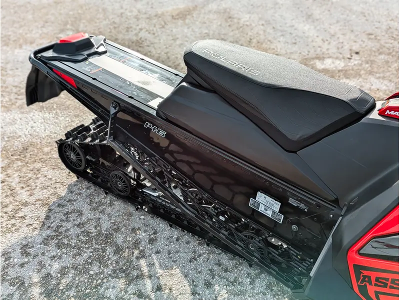 Polaris 850 Switchback Assault 146 // Indy Red/Gloss Black 2026