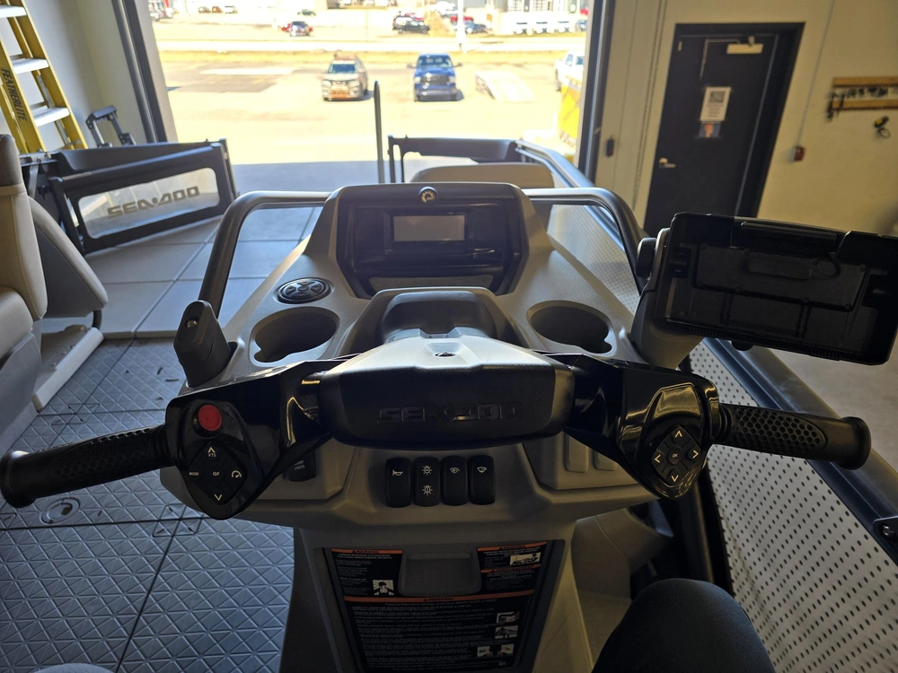 2023 Brp Switch Sport 21' 230hp alt