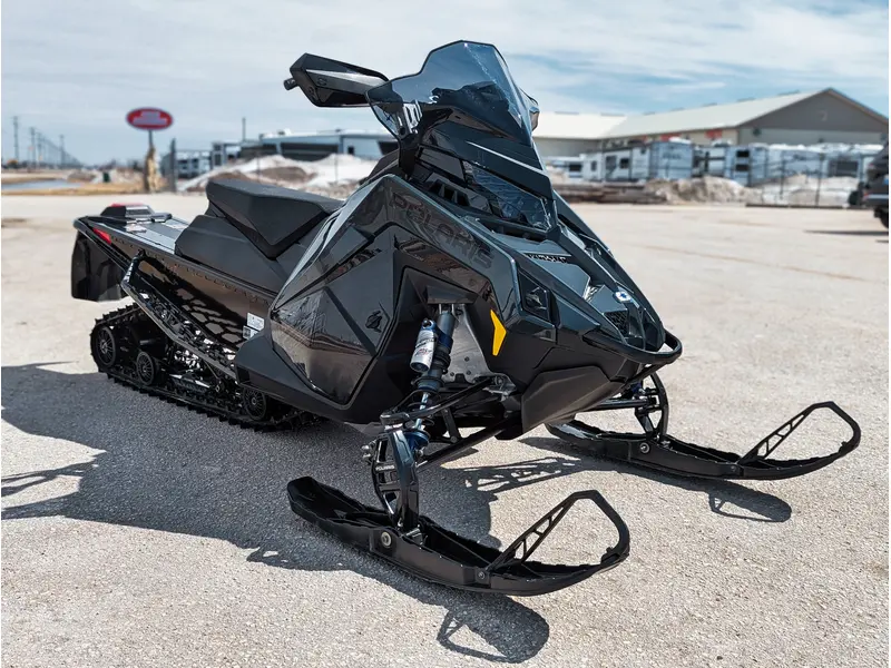 Polaris 850 Switchback Assault 146 // Gloss Black/Blue Dusk 2026