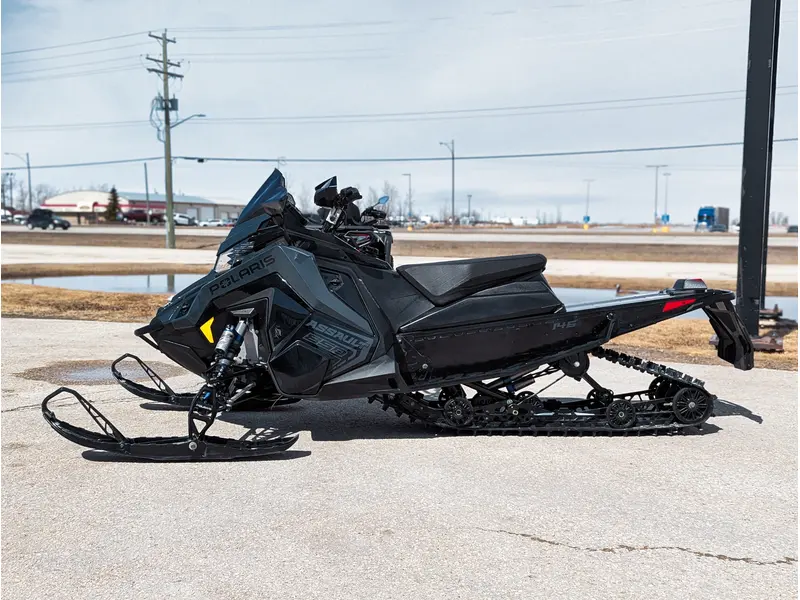 Polaris 850 Switchback Assault 146 // Gloss Black/Blue Dusk 2026