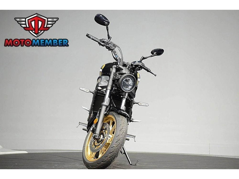 2025 Yamaha Xsr700 alt