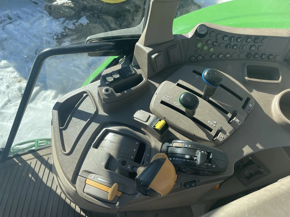 2020 John Deere 6110m alt