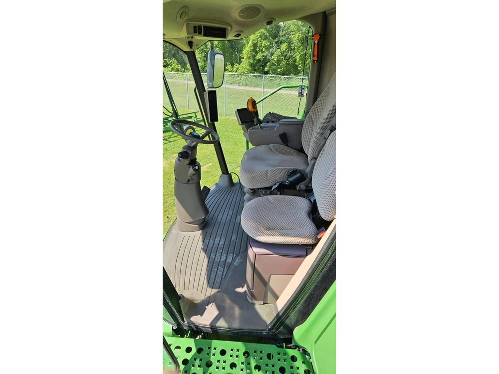 2015 John Deere S670 alt