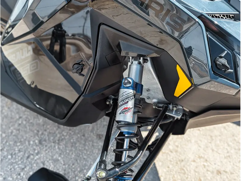 Polaris 850 Switchback Assault 146 // Gloss Black/Blue Dusk 2026