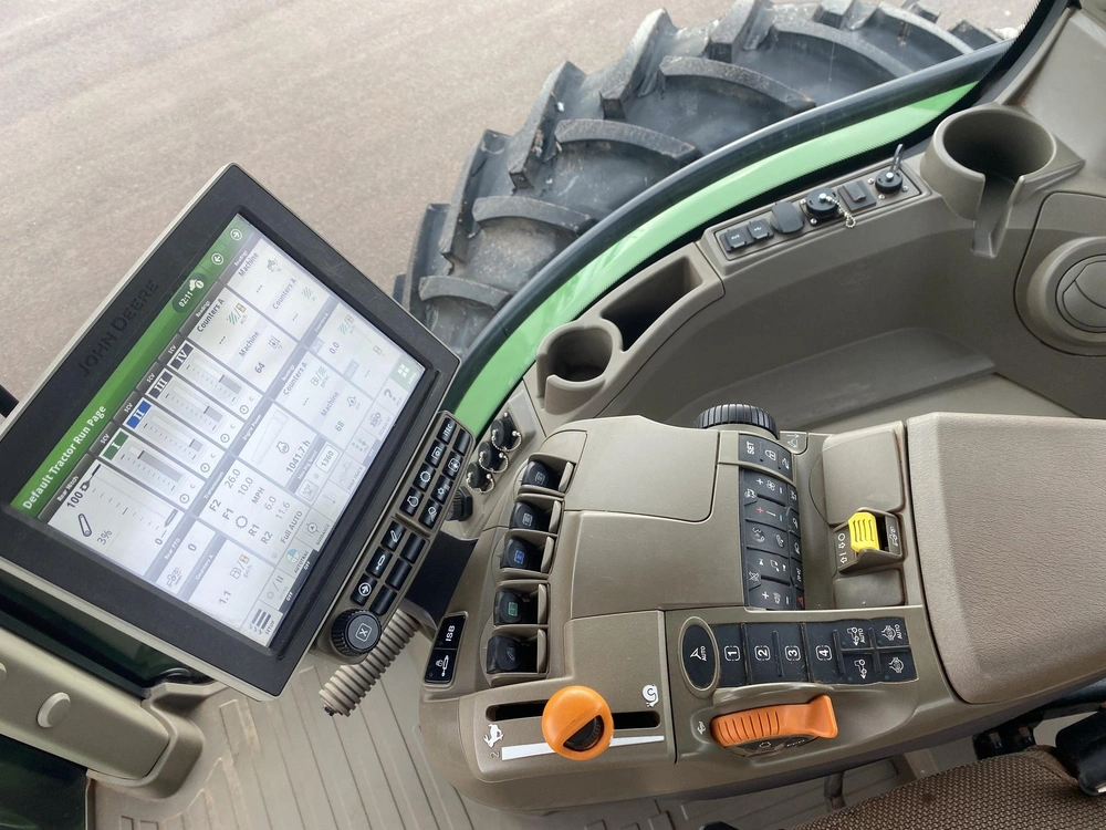 2023 John Deere 7r 210 alt