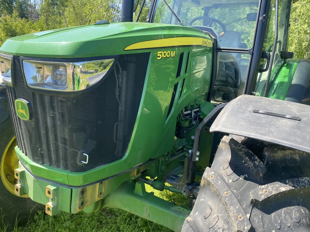 2022 John Deere 5100m alt
