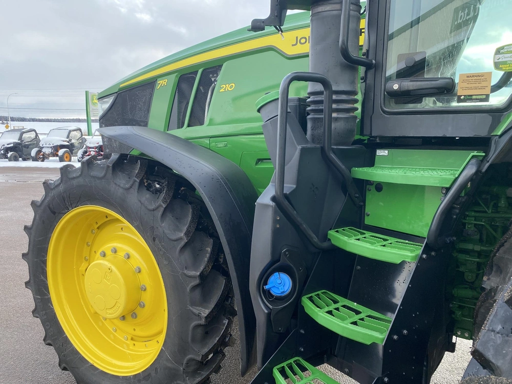 2023 John Deere 7r 210 alt