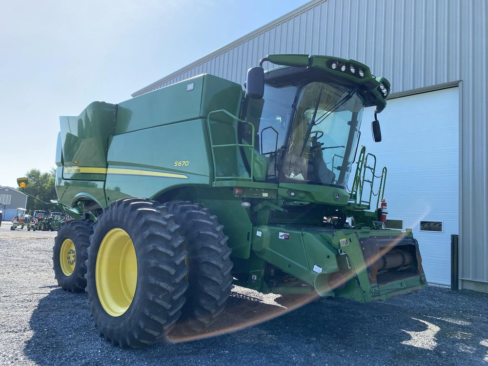 2015 John Deere S670 alt