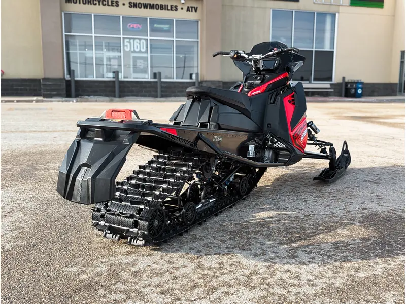 Polaris 850 Switchback Assault 146 // Indy Red/Gloss Black 2026