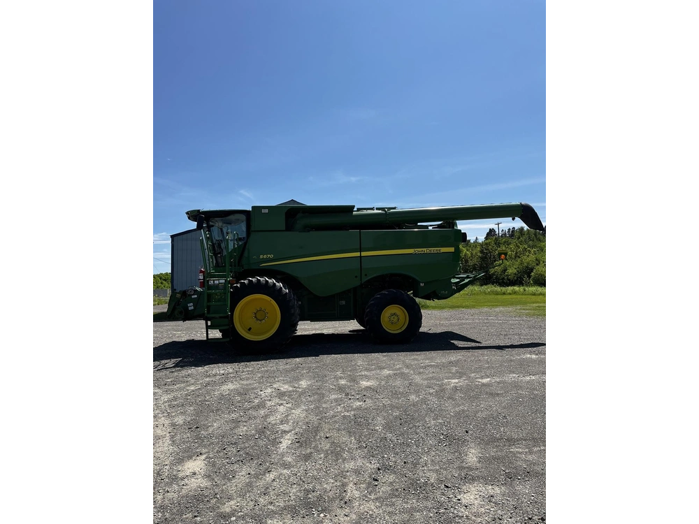 2015 John Deere S670 alt