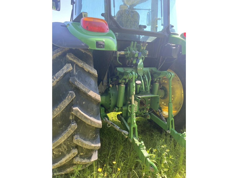 2022 John Deere 5100m alt