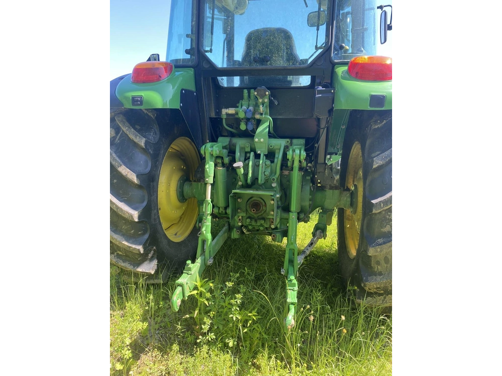 2022 John Deere 5100m alt