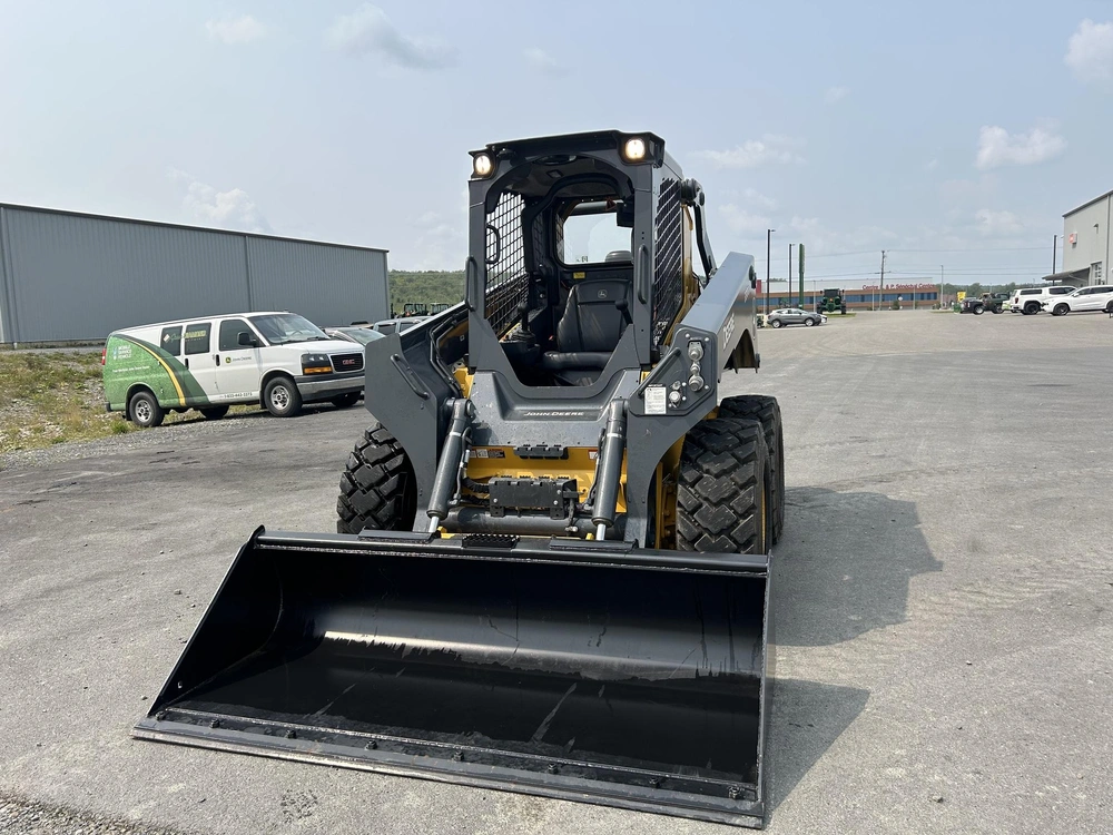 John Deere 330g 2022 alt